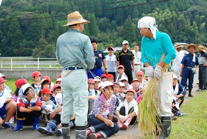 収穫のよろこび　瑞沢小学校稲刈り体験